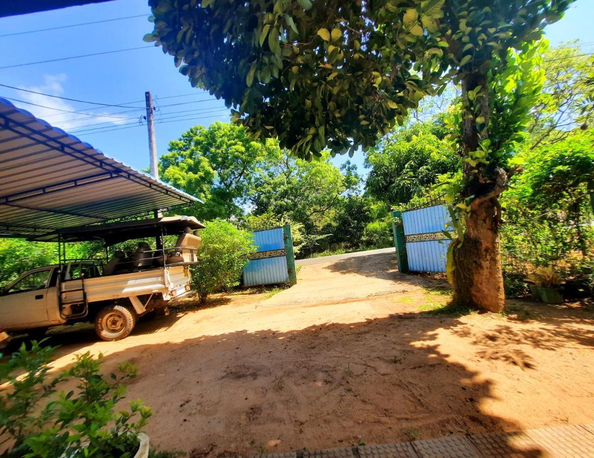 Hostel -In Frant Of The National Park- Udawalawe Exterior photo